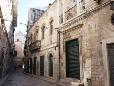...per entrare nella �strada delle chiese sconsacrate�, dove una volta sorgevano tutta una serie di piccoli edifici sacri ormai scomparsi o che hanno perso la loro funzione religiosa